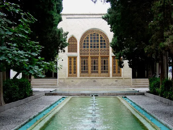 این دو حمام در باغ فین کاشان جزو جاذبه های گردشگری در کاشان هستن که تو این مجموعه، حمام ها بصورت خزینه ای بودن. کاربرد اونها هم به این صورت هست که مثل حوضچه، محل نظافت و شست&zwnj;و&zwnj;شوی افراد بودن. بخش های اصلی و دیدنی این حمام خزینه ای، ورودی&zwnj;ها، سربینه&zwnj;ها (همان رختکن امروزی)، آب&zwnj;نما&zwnj;ها، گرم&zwnj;خانه&zwnj;ها (اتاق&zwnj;هایی که در آن آب را در دیگ&zwnj;های بزرگ مسی به جوش می&zwnj;آوردن)، دالان&zwnj;ها و کانال&zwnj;های تعویض آب خزینه&zwnj;ها (که در کف حمام قرار دارن) هستن. حمام&zwnj;های تاریخی شهر کاشان که غالباً به یادگار مونده از دوران صفوی هستن همواره توسط جهانگردان داخلی و خارجی مورد تشویق واقع شدن. یکی دیگر از نکات پر اهمیت در مورد حمام&zwnj;های سنتی، بحث محکم و عایقیِ دیوارها در برابر رطوبته که تو زمان گذشته از مصالحی مثل ماسه و آهک یا ساروج برای این کار استفاده میشده. بنای حمام فین ۱۵ آذرماه سال ۱۳۱۴ در فهرست آثار ملی ایران به ثبت رسید و با تلاش&zwnj;های مسئولان، یونسکو تو سال ۲۰۱۱ میلادی حمام فین رو به عنوان قسمتی از مجموعه&zwnj;ی باغ فین تو فهرست میراث جهانی ثبت کرد.  