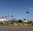 خیابان های اسلام آباد به پرچم ایران مزین شد