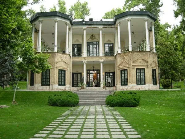 یکی از مهمترین مجموعه های تاریخ پهلوی در کاخ نیاوران تهران قرار داره که مهمترینشون دو فرش مشاهیره. روی یکی از این فرش ها نقششاهان ایرانی از اولین پادشاه تا احمدشاه قاجار بافته شده. نیاوران، محل زندگی محمدرضا شاه پهلوی و خانوادش هم بوده که لوازم مورد استفاده اونا در حال حاضر به عنوان اشیای موزه در معرض دید عموم قرار می گیرن.