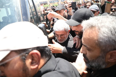 حضور سردار قاآنی در فرودگاه مشهد و همزمان با ورود پیکر مطهر امام...