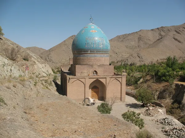 قدمت ساخت این آتش&zwnj;کده بنابر بررسی&zwnj;های باستان شناسی به امپراتوری هخامنشی می&zwnj;رسد. گمان می&zwnj;رود که این آتش&zwnj;کده منطقه&zwnj;ای استراتژیک در گناباد آن دوراه بوده. چراکه می&zwnj;توان انواع قلعه&zwnj;ها را در نواحی اطراف آتشکده مشاهده کرد. اگرچه قلعه&zwnj;های به جای مانده در این ناحیه به دوران پیش از اسلام مربوط هستند اما از اهمیت بالای گناباد در آن تاریخ می گویند. ( متاسفانه از این آتشکده عکس مناسبی وجود نداشت )
