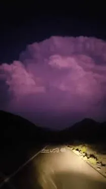 آسمان بشاگرد غرق در نورهای بنفش شد؛ رقص تماشایی آذرخش‌ها بر فراز کوهستان‌های هرمزگان