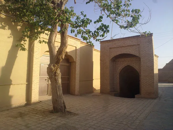 این روستای فوق العاده که به عنوان یک سند تاریخی از اهمیت و قدمت منطقه&zwnj;ی گناباد حکایت دارد در 5 کیلومتری جنوب غربی از گناباد قرار گرفته است. اگر در قالب تور مشهد به این خطه وارد شده اید لازم است که زمانی را به بازدید از این روستای باستانی اختصاص دهید. خانه&zwnj;های قدیمی، معماری کهن، بادگیرها، مساجد و آب انبارهای این روستا در نوع خود منحصر به فرد و دیدنی هستند. قدمت این روستا به دوران صفویه می&zwnj;رسد و از پر تردد&zwnj;ترین سایتپ&zwnj;های گردشگری گناباد به حساب می&zwnj;آید. این روستا همواره توسط مسافرین تور مشهد در قالب تور یک روزه مورد بازدید قرار می&zwnj;گیرد.