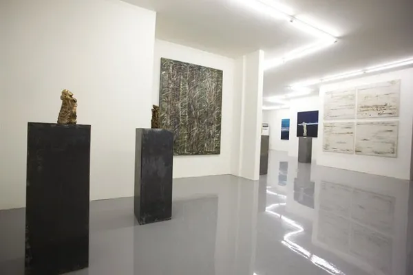 گالری اعتماد که دو شعبه در تهران و دبی دارد از معتبرترین گالری&zwnj;های هنر دبی است که برای رشد و اشاعه&zwnj;ی فرهنگ و هنر خاور میانه و آشتی آن با هنر بین الملل تلاش می کند. می توانید در این گالری آثاری از بهترین هنرمندان اروپایی، آمریکایی و آسیایی را مشاهده کنید و از لحظه لحظه&zwnj;ای که در این گالری می گذرانید لذت ببرید. به طور حتم با بازدید از این گالری&zwnj;های فوق العاده خاص، لذتی صد چندان از تور دبی خود خواهید برد.