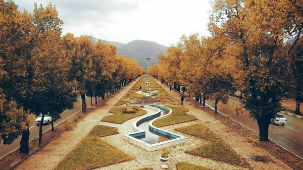 کرمانشاه
 این شهر گردشگری از نظر آب و هوایی چهار فصل مشخصی داره که یکی از شهرهای تاریخی هم محسوب میشه. کرمانشاه 3 هزار اثر تاریخی داره که تعداد بیشتری از اونها به ثبت ملی و جهانی رسیدن . کوه بیستون سنگ نوشته ای هست که به فرمان داریوش بزرگ به روی کوه نگاشته شده.در  غار شکارچیان چشمه هایی گوارای وجود داره که گردشگران بسیاری هم از اونها دیدن میکنن.