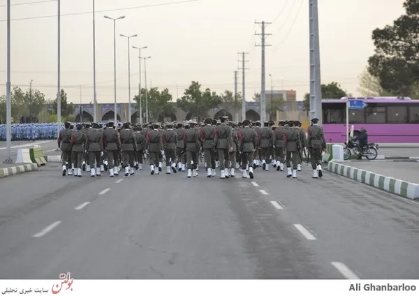 یگانها در حال رفتن به محل مراسم
