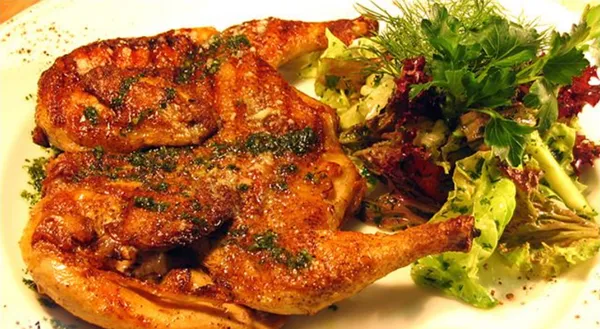 این غذا سنتی گرجستان که در رستوران های روسیه هم به عنوان غذایی معمولی و همین طور در رستوران های اروپای شرقی و مرکز اروپا سرو می شود. طرز تهیه این غذا به این گونه است که ابتدا مرغ را در یکی از ظروف قدیمی گرجستانی به نام تابه سرخ می کنند برای آن که مرغ ها کاملا سرخ شوند، آن ها را در کف تابه پهن کرده و مرغ ها را می فشارند در واقع  در آن تکه های مرغ سوخاری می شوند که در همه جای سرزمین قفقاز محبوب است. امروزه از تابه های مخصوص برای درست کردن مرغ استفاده می کنند که با سیر یا سس های مخصوص گرجی آن را مزه دار می کنند
