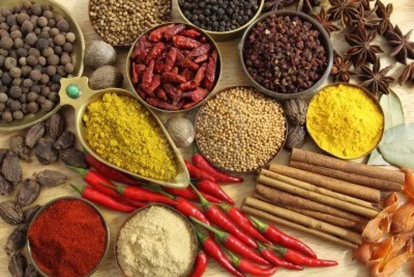 یکی از فوق&zwnj;العاده ترین سوغات هایی که می توانید در کیش برای عزیزانتان تهیه کنید ادویه است. ادویه&zwnj;های جنوبی حال و هوایی خاص به غذاهای سنتی این مناطق می دهند و طعمی خارق العاده را به گردشگران تورکیش ارائه می&zwnj;کنند. اگر دلتان می خواهد طعم ناب این غذاها را بعد از سفر خود تجربه کنید شاید بهتر باشد برای خود و خانواده تان از این ادویه های خوش عطر خریداری نمائید.