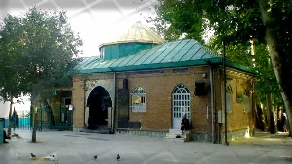 برای رسیدن به مقبره این دو امامزاده در پونک تهران باید به بزرگراه اشرفی اصفهانی، میدان پونک، بلوار پونه یک، کوچه پونه سه بروید. برای رفتن هم مسیرهای وسایل نقلیه عمومی وجود دارد. کافی است اتوبوس های BRT داخل بزرگراه اشرفی اصفهانی را سوار و در ایستگاه مجتمع قضایی پیاده شوید. خیابان پونه یک روبروی این ایستگاه قرار دارد و باقی آن نیز کاملاً مشخص است. کوچه ای که به این آرامگاه زیارتی می رسد، بسیار باصفا و از آن کوچه باغ های قدیمی و چشم نواز است. پارکینگی در نزدیکی این امامزاده وجود ندارد و کوچه های تنگ منتهی به آن، کار را برای کسانی که با خودروی شخصی به آنجا می روند کمی سخت می کند
