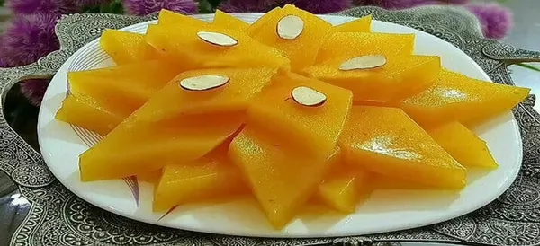 شیرینی های زیادی در شیراز وجود دارد که سوغات شیراز هستند، مانند رنگینک، حلوای ارده و نان کنجدی، نان شیرین فسا، حلوا خارک (خرمای کال) ، نان مشت ، برشلیگ و مسقطی که یکی از مشهورترین شیرینی های کشور ایران است که به آن حلوای شیرازی هم می گوین. اکثر مردم ایران، در هنگام نوروز بر سر سفره هایشان و در میهمانی ها از مسقطی به عنوان دسر و شیرینی استفاده می کنند ، مسقطی یکی از اصلی ترین سوغات شیراز محسوب می شود. مسقطی به شکل های گوناگون و در رنگ ها و طعم های مختلف همچون زرشکی ، گل محمدی ، زعفرانی ، پسته ای و &hellip; عرضه می شود که مشهورترین و خوشمزه ترین آن ها ، مسقطی لارستان است. در تهیه و پخت مسقطی از نشاسته ، گلاب  ، آب لیمو و کره استفاده می شود که برای هضم غذا بسیار مفید است. بنابراین از خرید این سوغات شیراز، غافل نشوید