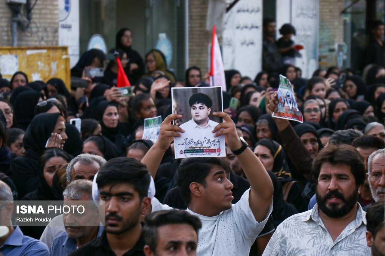 تشییع و تدفین ۳ شهید خانواده محیطبان هرمزگانی تشییع و تدفین ۳ شهید خانواده محیطبان هرمزگانی