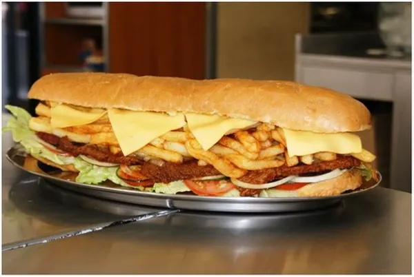( Gatsby Sandwich)
Gatsby نوعی ساندویچ پرکالری و بزرگ ویژه&zwnj;ی آفریقای جنوبیه که در وصف اون گفته می&zwnj;شه هر کدوم از این ساندویچ&zwnj;ها چهار نفر رو سیر می&zwnj;کنن و به حق جزو بهترین ساندویچ  های دنیا قرار داره.
