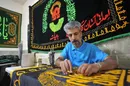 هنرمندی که هنرش بر فراز گنبد طلا چشم نوازی می‌کند