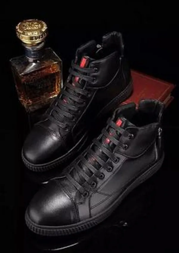 هم خانم ها و هم اقایون هردو میتوانند کتانی دلخواهشان را از در محصولات برند prada  بیابند . ظاهر کتانی های این برند بسیار شیک و زیبا است و دارای برش های فوق العاده &ndash; طراحی متالیک و جنس منحصر به فرد است.این برند همچنین دارای کالاهای دیگر مانند عینک. کیف دستی و ... است .  این کمپانی در سال 1913 راه اندازی شده است.