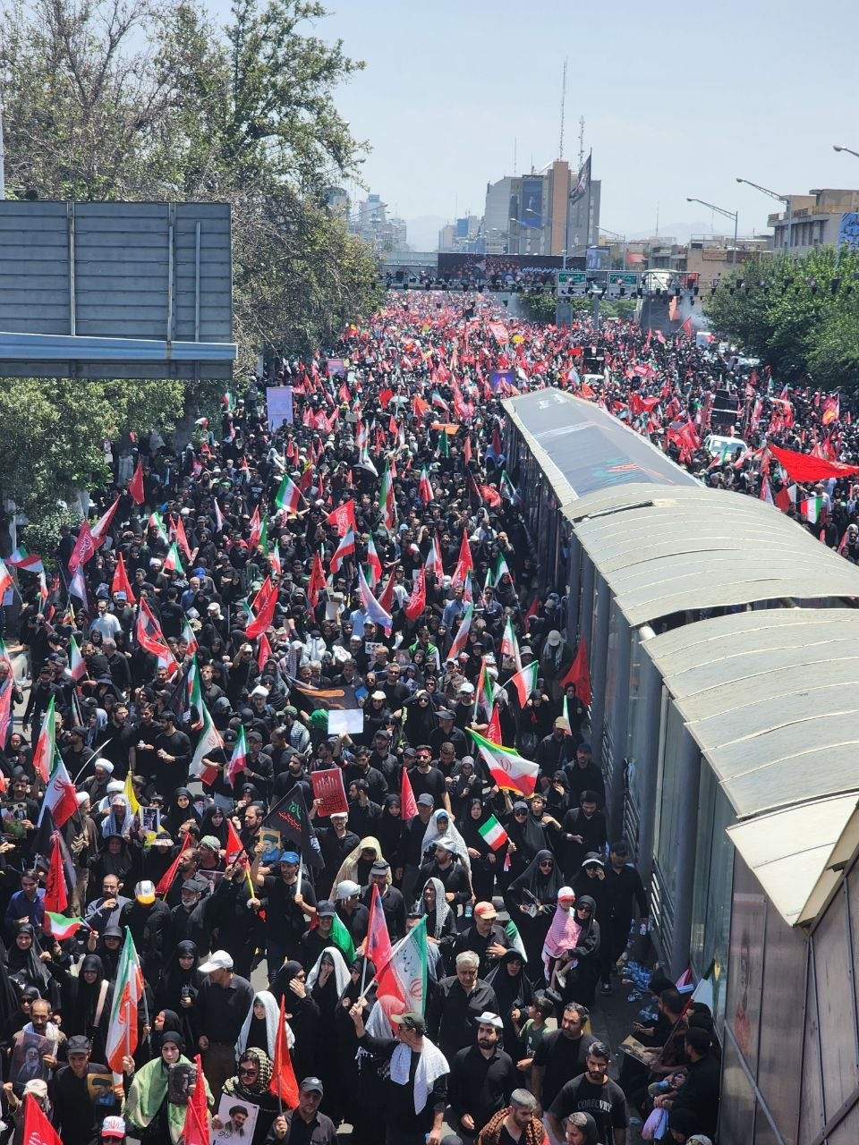 فایننشال تایمز: تشییع رهبر شهید ایران از بزرگترین مراسمهای تاریخ معاصر است فایننشال تایمز: تشییع رهبر شهید ایران از بزرگترین مراسمهای تاریخ معاصر است
