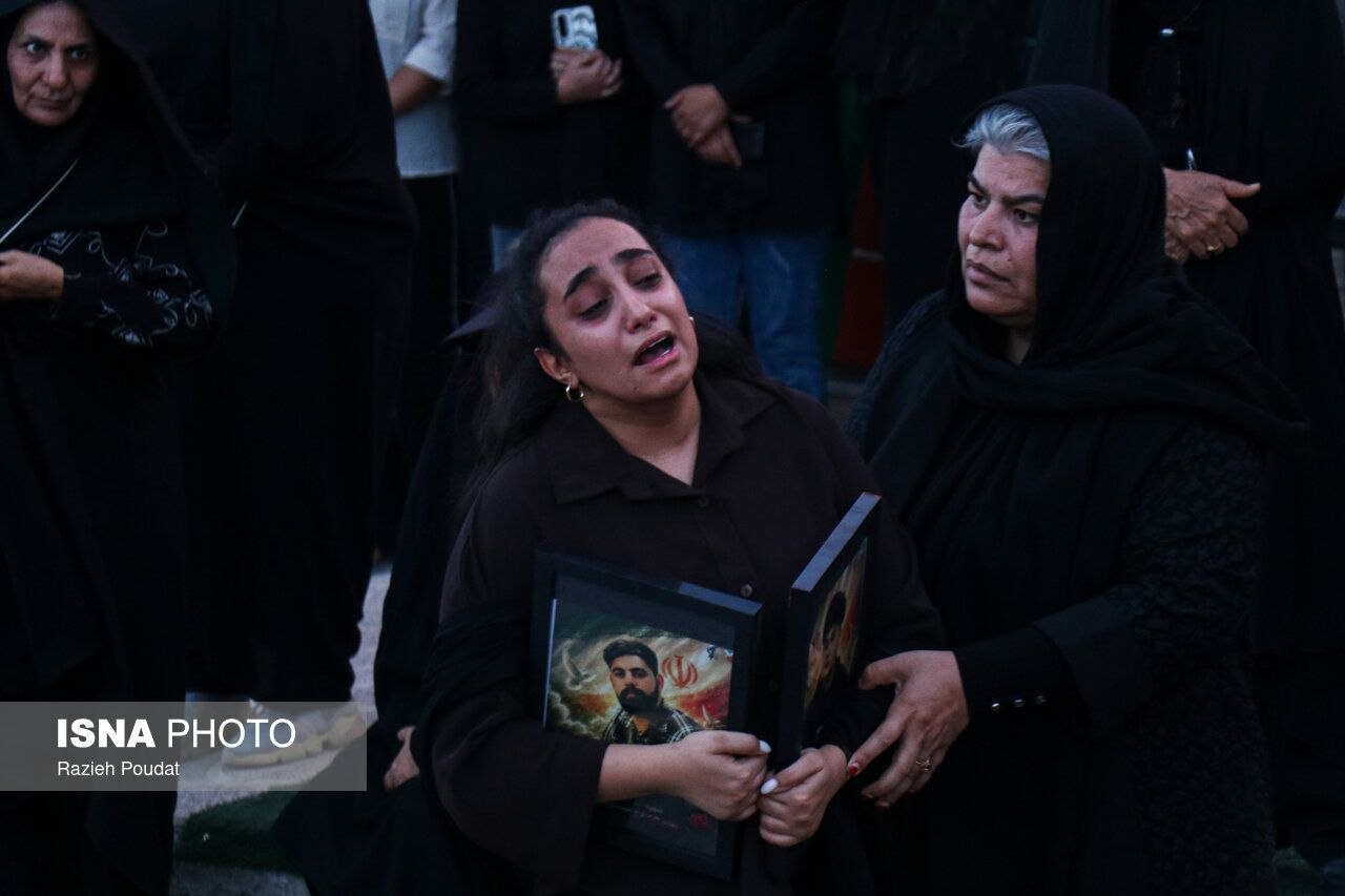 تشییع و تدفین ۳ شهید خانواده محیطبان هرمزگانی تشییع و تدفین ۳ شهید خانواده محیطبان هرمزگانی