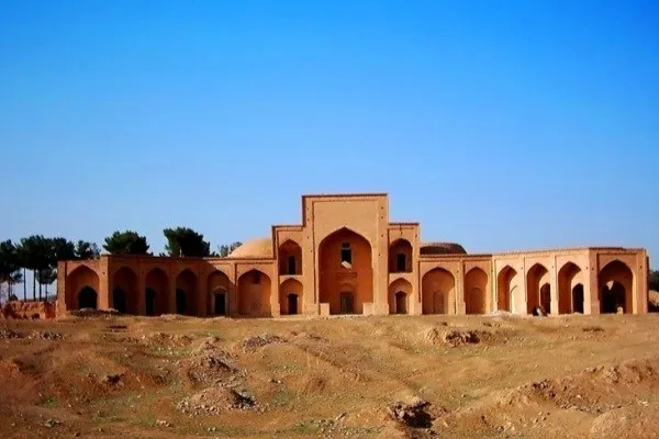این شهر تاریخی که قدمت آن به دوران اشکانیان می&zwnj;رسد، شهری است مملو از دیدنی&zwnj;ها. می&zwnj;توان تنوعی فوق العاده از آثار باستانی، بناهای قدیمی، کاروانسراها و ساختمان&zwnj;ها را در این محدوده مشاهده کرد. 24 اثر تاریخی این شهر باستانی در فهرست آثار ملی به ثبت رسیده است، به این ترتیب می&zwnj;توان به جرات گفت که فردوس یکی از بهترین شهرهای باستانی را در خود جای داده. این شهر در حال حاضر از محبوب&zwnj; ترین مناطق تاریخی فردوس است و همواره توسط گردشگران تورمشهد مورد بازدید قرار می گیرد.