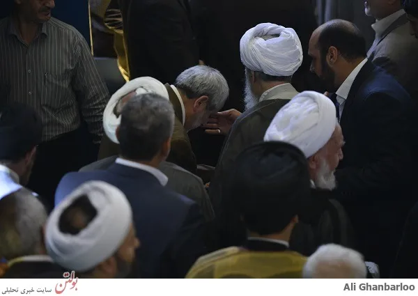 بوسه دادستان جانباز تهران بر دست حضرت آیت الله موحدی کرمانی