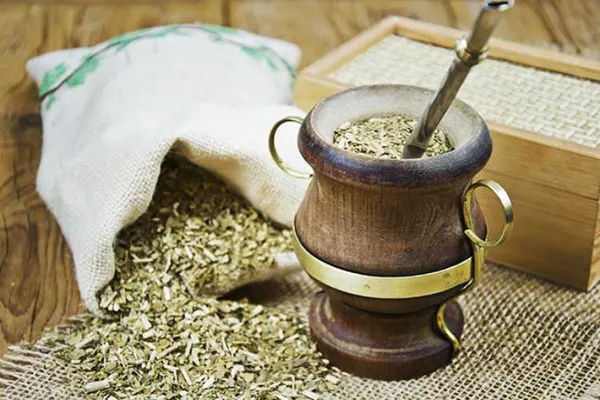 چای در دهه ی 1920 میلادی به آرژانتین وارد شد و خیلی سریع قسمت مهمی از فرهنگ کشور آرژانتین شد. قیمت کم چای در دهه ی 1950 و قانون منع واردات آن به کشور آرژانتین توسط دولت، باعث شد چای به کندی در صنعت این کشور رشد کند ولی سرانجام، موقعیت جغرافیایی و شرایط آب و هوایی کشور آرژانتین باعث شد به یکی از بزرگترین تولیدکنندگان چای در دنیا تبدیل شود. آرژانتین بیشتر چای سیاه تولید می کند و همچنین وضعیت آب و هوایی استوایی این کشور شرایط خوبی را برای کاشت چای های پیوندی هندی و کاملیا سیننسیس (Camellia Sinensis) فراهم کرده است. &laquo;ماته&raquo; نوشیدنی سنتی گیاهی در کشور آرژانتین است که از برگ های گیاه یربا درست می شود، این نوشیدنی در کشور آرژانتین طرف دارهای زیادی داشته و به عنوان یک  نوشیدنی ملی برای این کشور محسوب می شود