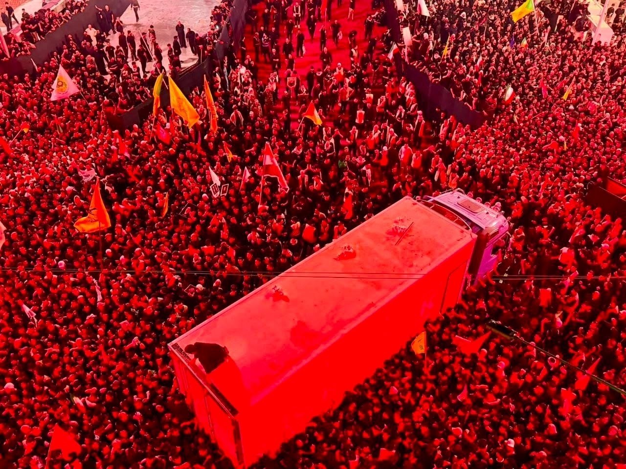 تشییع رهبر شهید در نجف، کربلا و مشهد؛ حضور هزاران میهمان خارجی و برگزاری آخرین مراسم وداع تشییع رهبر شهید در نجف، کربلا و مشهد؛ حضور هزاران میهمان خارجی و برگزاری آخرین مراسم وداع