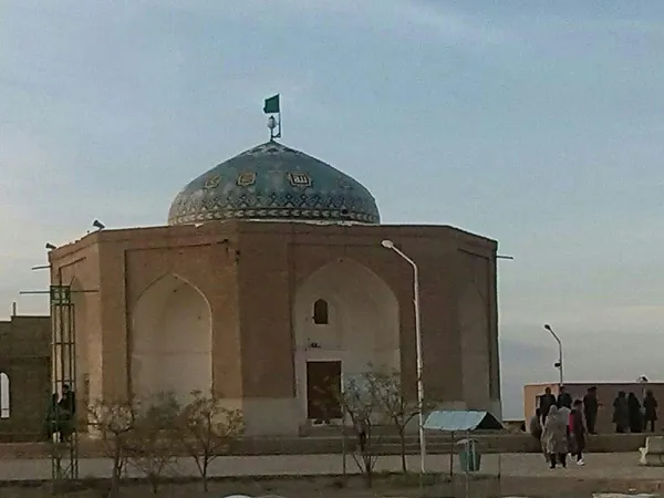 آرامگاه این امامزاده در 35 کیلومتری از شرق شهر گناباد واقع شده و از محبوب&lrm;ترین اماکن زیارتی در منطقه است. کتیبه&zwnj;ی قرآنی نصب شده در فضا بر معروفیت و شهرت این بنا افزوده. طی بررسی&zwnj;هایی که بر روی بنا صورت گرفته مشخص شده که قدمت این بارگاه به عهد صفویه می&lrm;رسیده. این آرامگاه در حال حاضر از معروف&zwnj;ترین اماکن زیارتی در گناباد است و هر روزه توسط گردشگران تور مشهد مورد بازدید قرار می&zwnj;گیرد.