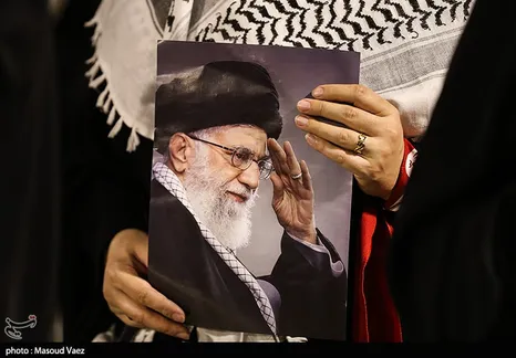 در بدرقهٔ یگانه‌ای که شمشیر فقاهت و سپر سیاست را همزمان بر دوش کشید و جام شهادت را در محراب امامت امت سر کشید