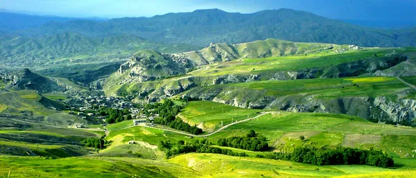 اردبیل
شهر گردشگری عالی ای هست که که یکی از ویژگی های این استان، آب و هوای مطبوعشه. آبگرم های سرعین در 22 کیلومتری اردبیلِ که میزبان ده ها هزار گردشگر از نقاط مختلف ایران هست. پل معلق مشگین شهر مخصوص عابرین و ارتفاع فوق العاده زیبایی داره. پارک جنگلی مشگین شهر یه فضای تفریحی و با صفاست که محل مناسبی برای مقاصد نوروزی در ایران هست.