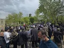 تشکیل زنجیره انسانی در کاخ گلستان