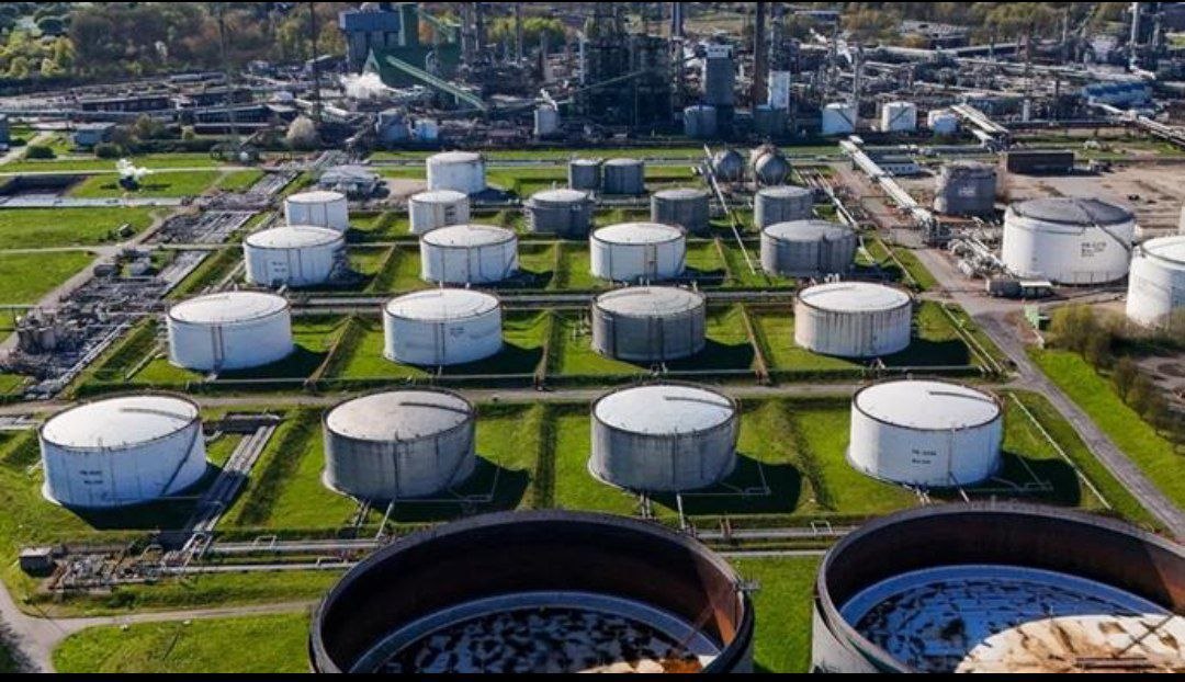 کودتای خاموش در بشکههای نفت؛ چگونه از دولت احمدینژاد و در ۲۰ سال اخیر، ارزش پول ملی ۱۰۰۰ برابر سق کودتای خاموش در بشکههای نفت؛ چگونه از دولت احمدینژاد و در ۲۰ سال اخیر، ارزش پول ملی ۱۰۰۰ برابر سق