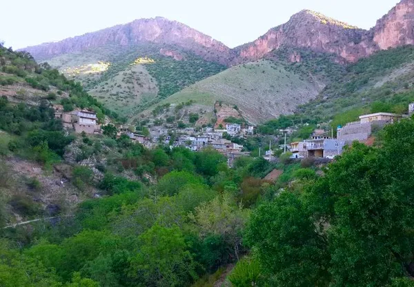 روستای ساتیاری پاوه که یکی از قدیمی ترین روستاهای اورامانات و از زیباترین جاذبه های گردشگری کرمانشاه محسوب می شود، تا چند سال گذشته، بافتی کاملا قدیمی داشته، اما از حدود 4 سال پیش تا به حال تقریبا اکثر خانه ها بازسازی شده است و همچنین تعدادی خانه جدید به روستا اضافه شده و در حال حاضر، روستای ساتیاری بیش از 200 ساختمان دارد. جاده ی منتهی به ساتیاری تا 100 متری روستا آسفالت شده و از آنجا به بعد سنگ فرش است. ویژگی های منحصر به فردی که توانسته این منطقه را به یک مقصد گردشگری بی نظیر تبدیل کند، مواردی است چون معماری سنگی، پلکانی و همنوا با طبیعت، فرهنگ مهمان نوازی و مهمان پذیری کم نظیر و همچنین سبک زندگی روستایی و طبیعت بکر و زیبای آن. یکی از مهم ترین اقداماتی که به منظور فعالیت های گردشگری در ساتیاری شکل گرفته است، طرح اقامتگاه بوم گردی "اکوکمپ" ساتیاری است که مورد موافقت سازمان میراث فرهنگی و صنایع دستی و گردشگری استان قرار گرفته است. مناظر زیبای طبیعت و وجود محصولات ارگانیک و همچنین برپایی سیاه چادرها و تورهای مسافرتی، برگ برنده ای در توسعه و رونق اقتصادی این شهرستان می باشد