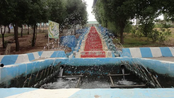 شهادت هنرمردان خداست و این فرش قرمز سیمانی و طولانی، گام های هنرمندان جنگ را به خوبی بیاد دارد.