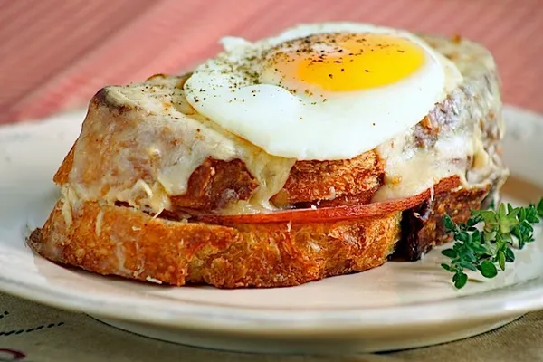 ساندویچ&zwnj;های فرانسوی شهرت جهانی ندارن. اما Croque Monsieur یک استثناس.  در فرانسه نون های گرد سبوس دار رو با سالاد سبز شامل کاهو، گوجه فرنگی، خیار، آرتیشو، تخم مرغ آبپز و مخلوطی از پوره لوبیای پخته پر می کنن. فرانسوی ها در ساندویچشون ترب، پیاز، فلفل سبز، ریحان و برش های زیتون سیاه یا سبز هم می ریزن.