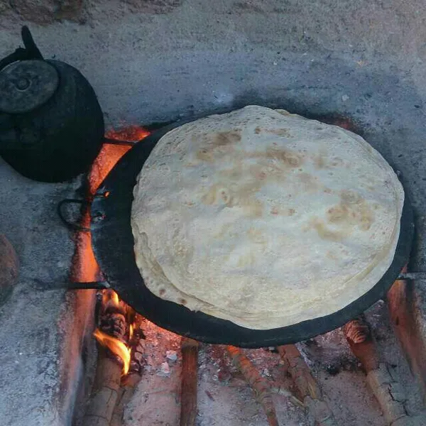 اقوام مختلف استان خوزستان؛ مسبب تنوع غذایی خوبی در این سرزمین شدن و حتی نون های مختلفی رو هم طبخ میکنن. از نون های مختلف این منطقه میشه به نون تیری اقوام بختیاری اشاره کرد که شباهتی زیاد با نون لواش داره و تنها 2 میلیمتر ضخامت داره و قطری در حدود 35 تا 40 سانتی متر داره. مادران خوش ذوق خوزستان این نون رو بدون استفاده از خمیرمایه تهیه میکنن. خمیر نون رو روی صفحه ای دایره ای شکل به اسم خونچک پهن میکنن و بعد اون روی صفح ای فلزی به اسم تُوِه با حرارت آتیش طبخ میکنن. این نون رو میشه به صورت خشک و با ریختن مقداری آب روی نون&zwnj;های خشک شده خورد. از نکات مهم نون تیری،میشه به مدت ماندگاریش اشاره کرد که تا ۲ الی ۳ هفته قابل استفاده هستش.