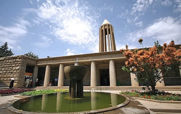 همدان
شهر دیدنی و سرد سیریِ که تو دامنه های کوه الوند قرار گرفته. همدان، کوهستانی تابستون های خنک و زمستون های سردی داره. از قدیمی ترین شهرهای ایرانِ و پایتخت تاریخ و تمدن ایرانی نام گرفته. غار علیصدر ، یکی از زیباترین غارهای جهانه که میتونین در اون قایق سواری کنین. آبشار گنجنامه آبشاری هست که نمای فوق العاده ای داره و حتی تو زمستون هم جریان داره. آرامگاه بوعلی سینا یکی از مهم ترین جاذبه های گردشگری این شهره که از زمان تولد بو علی سینا تا به الان تعداد علوم زیادی بر اون تسلط داشتن.