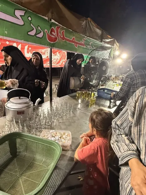 یکصد و شصت و ششمین شب خدمت؛ موکب شهدای رزکان در سوگ امام عسکری(ع) میزبان مردم شهریار