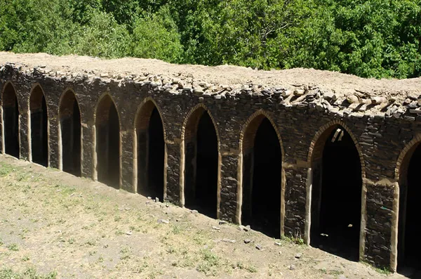 از جاذبه های گردشگری ورکانه یا به اصطلاح روستای چشمه قلقل هم باغ های پهناور گردو، زردآلو، انگور و سیب هست که جلوه های خاصی رو به زیبای این روستا اضافه کرده. ورکانه تو فصل های بهار و تابستان اقوام کوچ نشین و چادر نشین رو مهمون خود میکنه و گردشگران بسیاری هم به این منطقه سفر میکنن.شب های این مکان مثل نگینی در دل کوه میدرخشه و چهره ی روستا کاملا تمیز و بهداشتی هست. تمام این خصوصیات این روستا رو در بین مردم همدان جزو پر طرفدارترین ها کرده. موسیقی رایج در بین مردم اهالی هم اشعار باباطاهر عریان و بایاتی&rlm;&zwnj;های آذری با موسیقی عاشیقی هست که در مراسم شادی و عروسی&rlm;&zwnj;ها مورد استفاده قرار میگیره. آدرس روستای چشمه قلقل هم داخل همدان هست و میتونه خاطر ای به یاد ماندنی برای یک سفر لذت بخش باشه.
