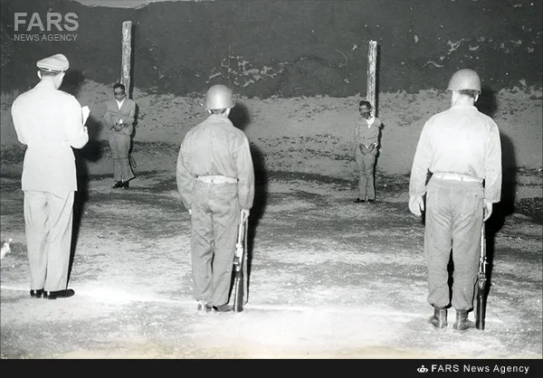 شهید طیب حاج رضایی در کنار شهید حاج اسماعیل رضایی لحظاتی قبل از صدور دستور آتش