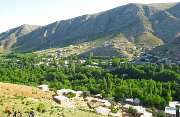 اگر با این توصیفات مشتاق شده اید که از این روستای منحصر به فرد کشورمان بازدید به عمل بیاورید، مسیر روستای درکش را برای شما مشخص می کنیم. همانطور که گفته شد برای سفر به درکش باید خود را به 30 کیلومتری شهر آشخانه مرکز شهرستان مانه و سملقان و 70 کیلومتری بجنورد، مرکز استان خراسان شمالی برسانید. از بجنورد به سمت آشخانه حرکت کنید و پس از گذر از  روستای کلاته زمان صوفی، نرسیده به جوزک، می توانید از طریق جاده ای فرعی، خود را به مقصد نهایی که همان روستای زیبای درکش است، برسانید. امید است با نگارش این مطلب، توانسته باشیم تا به نیاز های گردشگری شما پاسخ مناسب و در شانی داده باشیم