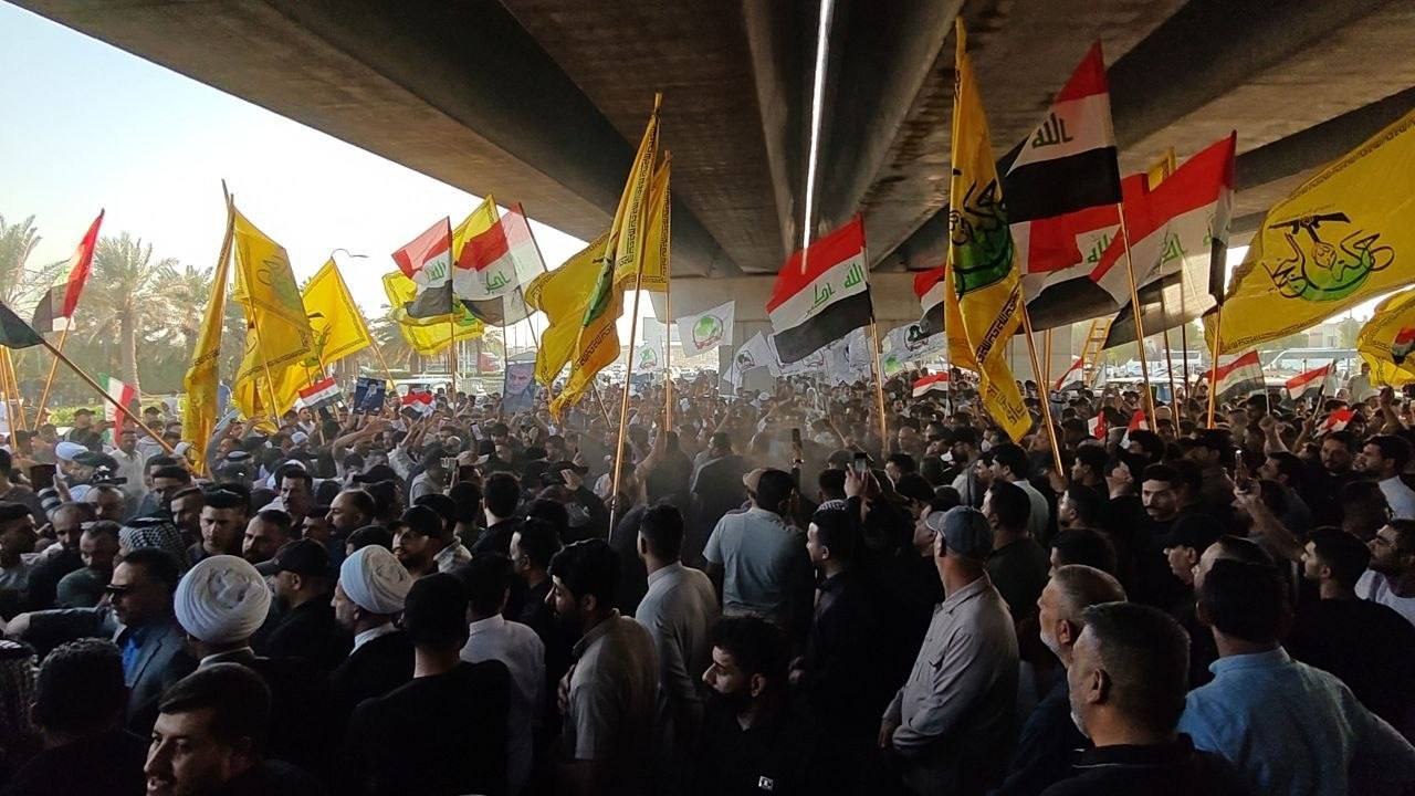 تجمع معترضان عراقی مقابل فرودگاه بین‌المللی نجف در مخالفت با تحریم هوایی ایران