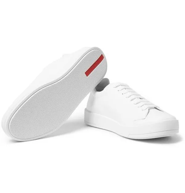 Keds در سال 1916 تاسیس شد. این یک برند کفش آمریکایی است که کفش&zwnj;هایی با کفی لاستیکی ارائه می&zwnj;کند. اکثر مردم آن&zwnj;ها را به نام "Sneakers" می&zwnj;شناسند، دلیل مشهوریت این برند داشتن کفه ها ی پلاستیکی  بسیار راحت است.