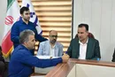 تقدیر شهردار شهریار از دختر جوانی که با دست‌سازه‌هایش روی پای خودش ایستاده است