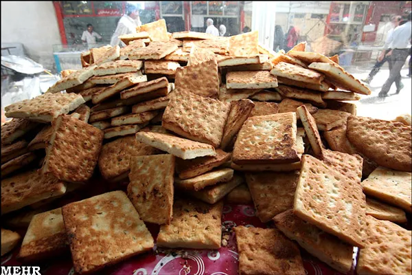 کلوچه&zwnj;ی محلی شوشتر، یکی از خوشمزه&zwnj;ترین و خوش&zwnj;عطرترین شیرینی&zwnj;های سنتی و بومی استان خوزستان به شمار میاد که تنها پس از یک بار امتحان کردن طعم و مزه&zwnj;ی بی&zwnj;نظیر اون، از طرفداران همیشگی اینکلوچه ی لذیذ بومی میشید. استفاده از مواد اولیه&zwnj;ی معطر و مفید همچون زیره&zwnj;ی سبز و رازیانه، علاوه بر ایجاد طعم و عطری دلپذیر، ارزش غذایی فوق&zwnj;العاده&zwnj;ای رو برای کلوچه&zwnj;های محلی شوشتر به ارمغان آورده. بسیاری از کارشناسان غذایی، مصرف گیاه رازیانه رو به دلیل برخورداری از خواص ارزشمندی همچون ماده&zwnj;ای آرامبخش، ضد اسپاسم، ضد نفخ (بویژه با منشا روده&zwnj;ای)، افزایش&zwnj;دهنده&zwnj;ی شیر مادر، کاهش التهاب غشا مخاط دستگاه تنفسی و ضد میکروب پیشنهاد می&zwnj;کنن. کلوچه&zwnj;های سنتی شوشتر هم به خاطر داشتن رازیانه خیلی مقویه و بی شک باید جزو لیست بهترین شیرینی های سنتی استان خوزستان باشه.