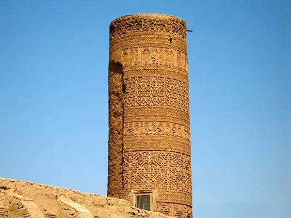 برج فیروز آباد در 17 کیلومتری بردسکن واقع شده است. بنای این برج به صورت استوانه&zwnj;ای است و 18 متر ارتفاع دارد، آجرچینی&zwnj;های به کار گرفته شده در نمای برج، دیدنی و در نوع خود خاص است و در قسمت فوقانی برج، 2 کتیبه حاوی متون قرآنی نصب شده است. طبق بررسی&zwnj;های صورت گرفته بر روی بنا گمان می&zwnj;رود که این برج متعلق به عهد سلجوقی است. معماری خاص و ویژگی &zwnj;های بنا موجب شده که همواره پذیرای گردشگران تورمشهد باشد.