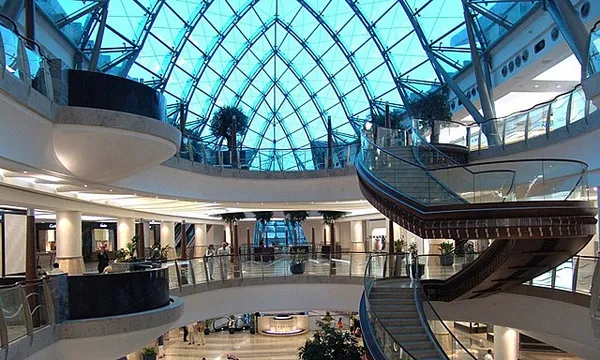 این مجتمع خرید یکی از محبوب&zwnj;ترین مراکز بین گردشگران تور دبی به حساب می آید جدای از طراحی خاص و منحصر به فرد کل فضا می&zwnj;توانید انواع و اقسام نمایندگی برندهای بین المللی را دراین مرکز خرید مشاهده نمائید. برندهایی مثل دیور، شانل، ورساچی و ... با بوتیک&zwnj;های جذاب خود چشم گردشگران تور مسافرتی دبی را به خود خیره کرده اند. از جهت دیگر لیست بلند بالایی از رستوران&zwnj;های فوق العاده ی دبی در این مجتمع خرید مشاهده می&zwnj;شوند که می&zwnj;توانید در کنار خرید برای رفع خستگی به آنها پناه ببرید و از فضای جالب و سرویس های فوق العاده&zwnj;ی آنها لذت ببرید.