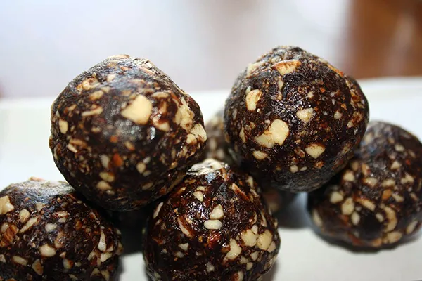 مصرف مواد اولیه&zwnj;ی مغذی و مفید، یکی از مهم&zwnj;&zwnj;ترین ویژگی&zwnj;های رژیم غذایی خوزستان هستش. از دیرباز توجه بسیاری به طبخ و استفاده از غذاها و خوراکی&zwnj;های ارزشمند صورت میگرفته که میشه نمونه&zwnj;های تحسین&zwnj;برانگیزی رو در بسیاری از غذاهای سنتی و بومی هر منطقه از کشور دید. خرما از جمله مواد اولیه&zwnj;ی غذاییه که در طبخ تنوع فراوانی از انواع غذا، شیرینی و نون مورد استفاده قرار می&zwnj;گیره. قطعا خواص اعجاب&zwnj;انگیز این ماده&zwnj;ی خوراکی، از مهم&zwnj;ترین دلایل انتخاب و علاقه&zwnj;ی بشره که میشه به تقویت نیروی جسمی، از بین بردن سنگ مثانه، آرامش اعصاب، بسیار مفید برای از بین رفتن یبوست، بهبود فقر آهن، برطرف&zwnj;کننده&zwnj;ی کم&zwnj;خونی، کاهش درد کمر و مفاصل اشاره کرد. نوعی حلوا که حلوای خرما نام داره یکی از شیرینی های سنتی خوزستان هستش که آشپزها و بانوان خوش&zwnj;سلیقه&zwnj;ی این استان، با ترکیب موادی همچون خرما، روغن، دارچین، پودر پسته، آرد سنگک و پودر گردو اون رو تهیه میکنن.