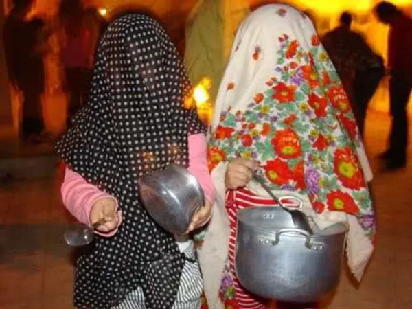 قاشق زنی

رسمی دیرین شبیه به هالووین با بستری اعتقادی. پرواز روح درگذشتگانی که دلتنگ خانواده می شوند، سری به کوی و دیار می زنند و تبرکی می گیرند به یادگار از اعضای خانواده. اما اینبار، زنان با چادری بر سر، همچون تئاتری خیابانی، یاد ارواح را زنده نگه می دارند و فراموشی را به مبارزه می طلبند تا معامله ای باشد که در آن هردو طرف شاد و خوشحال باز می گردند، یکی برای اجرای نمایشش و هدایایی که با خود به خانه می برد و دیگری برای زنده شدن یادش در قلب بازماندگان.