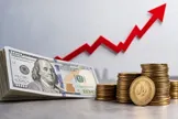 دلار می‌تازد؛ چه کسی باید از ریال دفاع کند؟