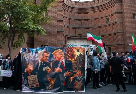 تجمع اعتراضی مقابل سفارت فرانسه در تهران