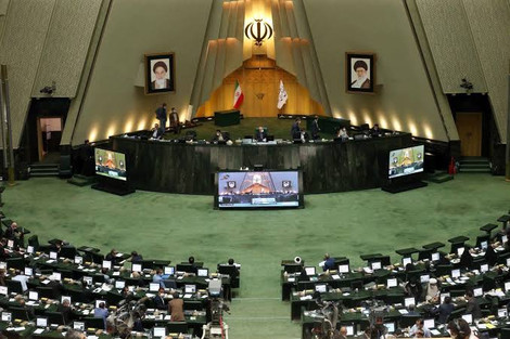 نماینده ای که به دلیل مشکلات مالی موبایلش را فروخت