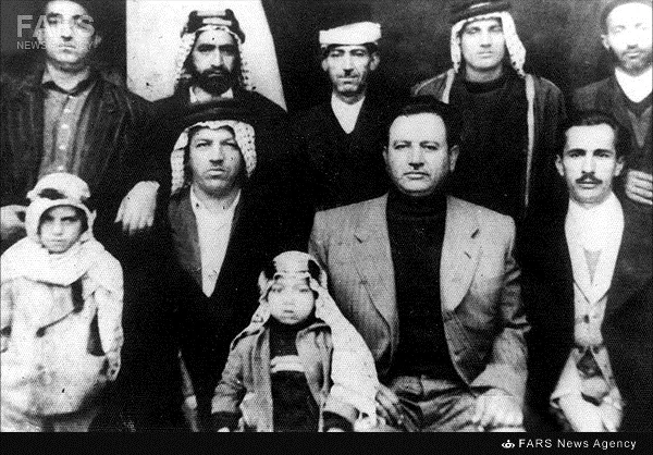 شهید طیب حاج رضایی در جمع برخی اهالی کربلا در سفر به عراق